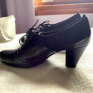 Vaneli two tone black & brown oxford tie shoe.